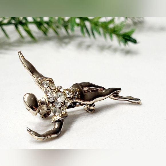 Vintage Dancing Brooch, Rhinestones & Goldtone - Picture 9 of 13
